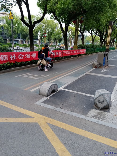 【百姓呼声】交通路全段地桩屡遭破坏 公共设施成“化妆品”随意涂抹？