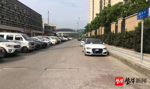 完善交通设施解违停难题 提升小区出口安全与便民日用品供应